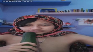 Bokep Indo ABG Jilbab Gesek Meki Pakai Timun
