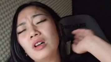 Memek Tante Dara Ngangkang Diomekin Dildo